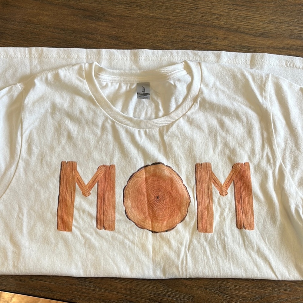 MOM t shirt. Size L